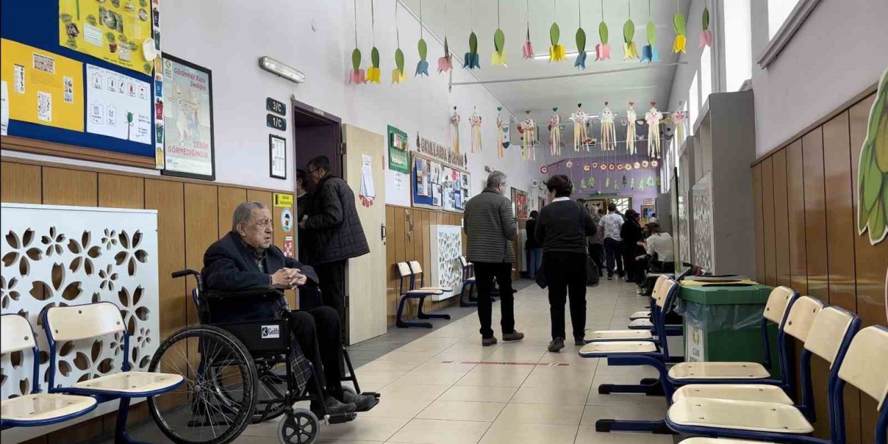 Oy Kullanmak İçin Sıraya Giren 91 Yaşındaki Seçmen Dualarla Sandığa Gitti