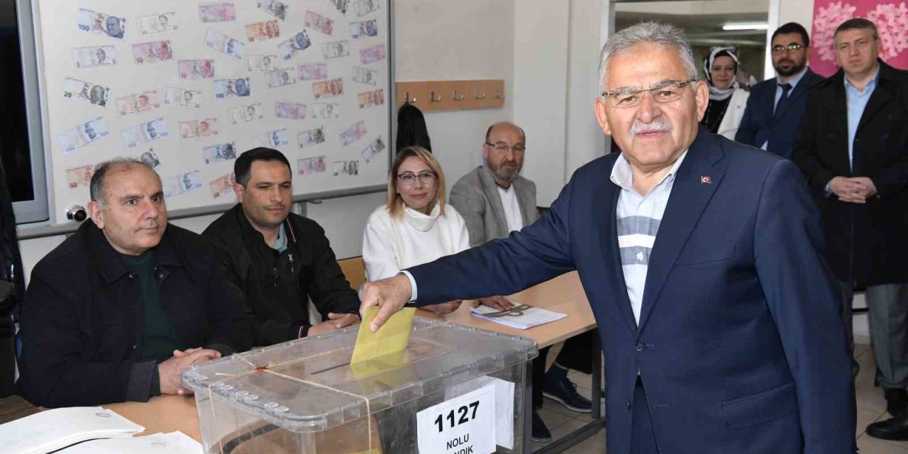 Başkan Büyükkılıç, Eşi Necmiye Büyükkılıç İle Oyunu Kullandı