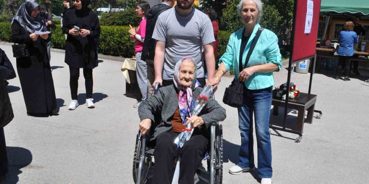 Sevim Teyze 86 Yıllık Ömrüne Bir Seçime Daha Kattı