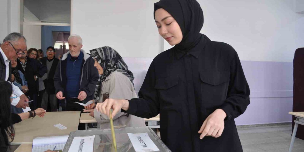 Oy Kullanmaya Giden Vatandaşlar Sandık Başlarında Kuyruk Oluşturdu