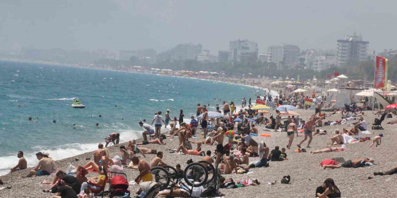 Antalya’da Oyunu Kullanan Denize Koştu