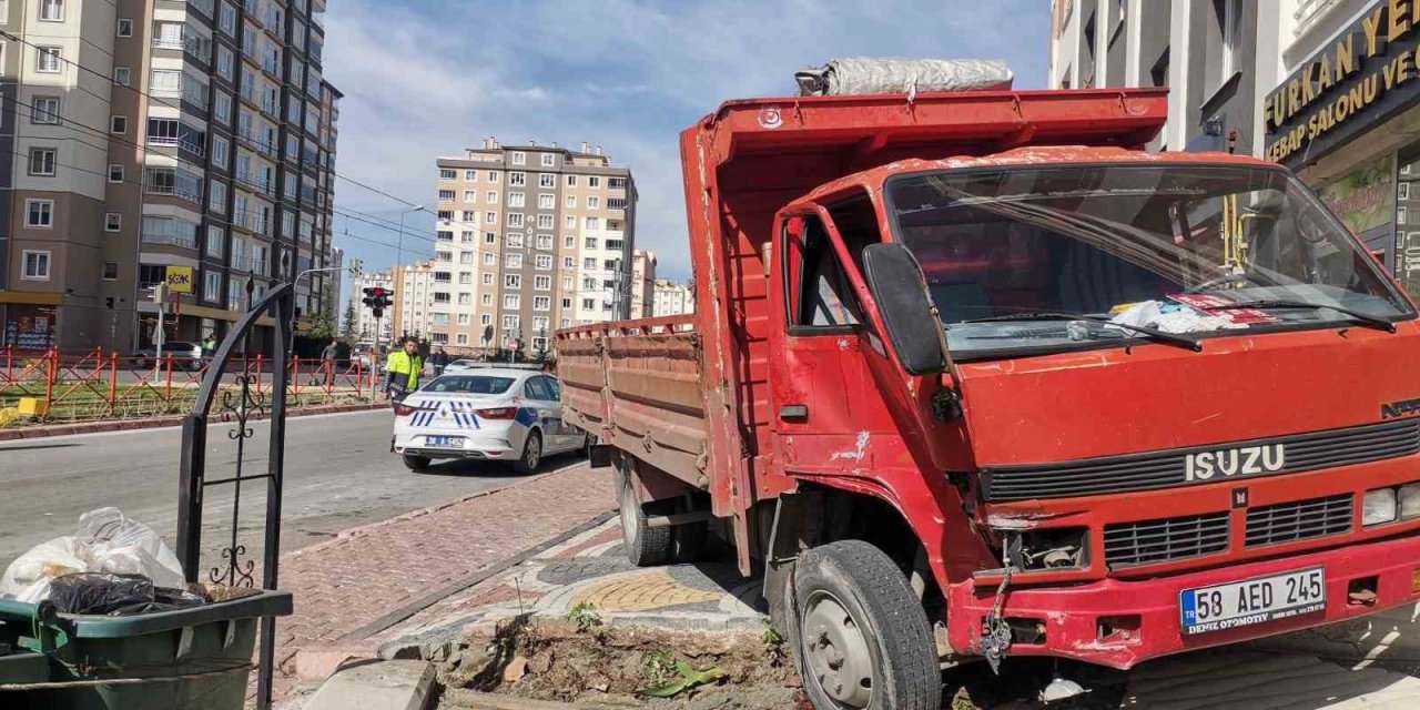 Tramvayla Çarpışan Kamyonet İstinat Duvarını Yıktı