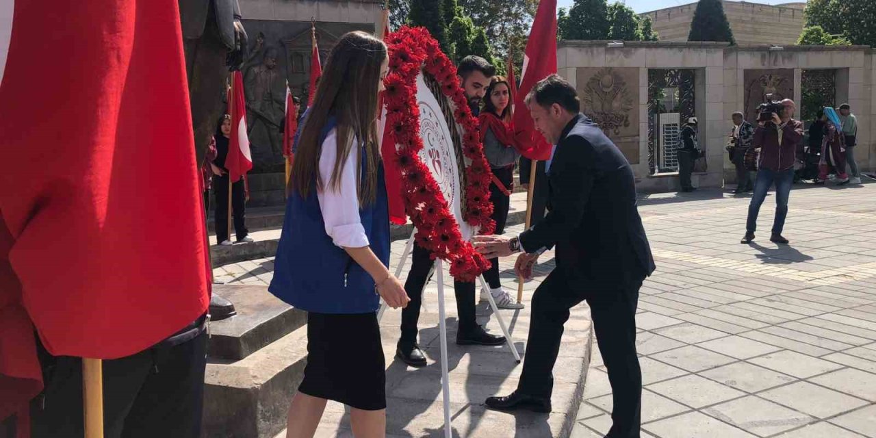 Kayseri’de Gençlik Haftası, Çelenk Töreni İle Başladı