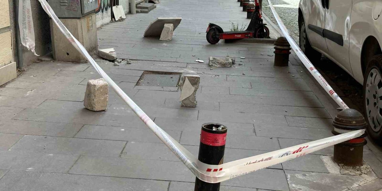 Binadan Düşen Beton Parçaları Vatandaşı Tedirgin Ediyor