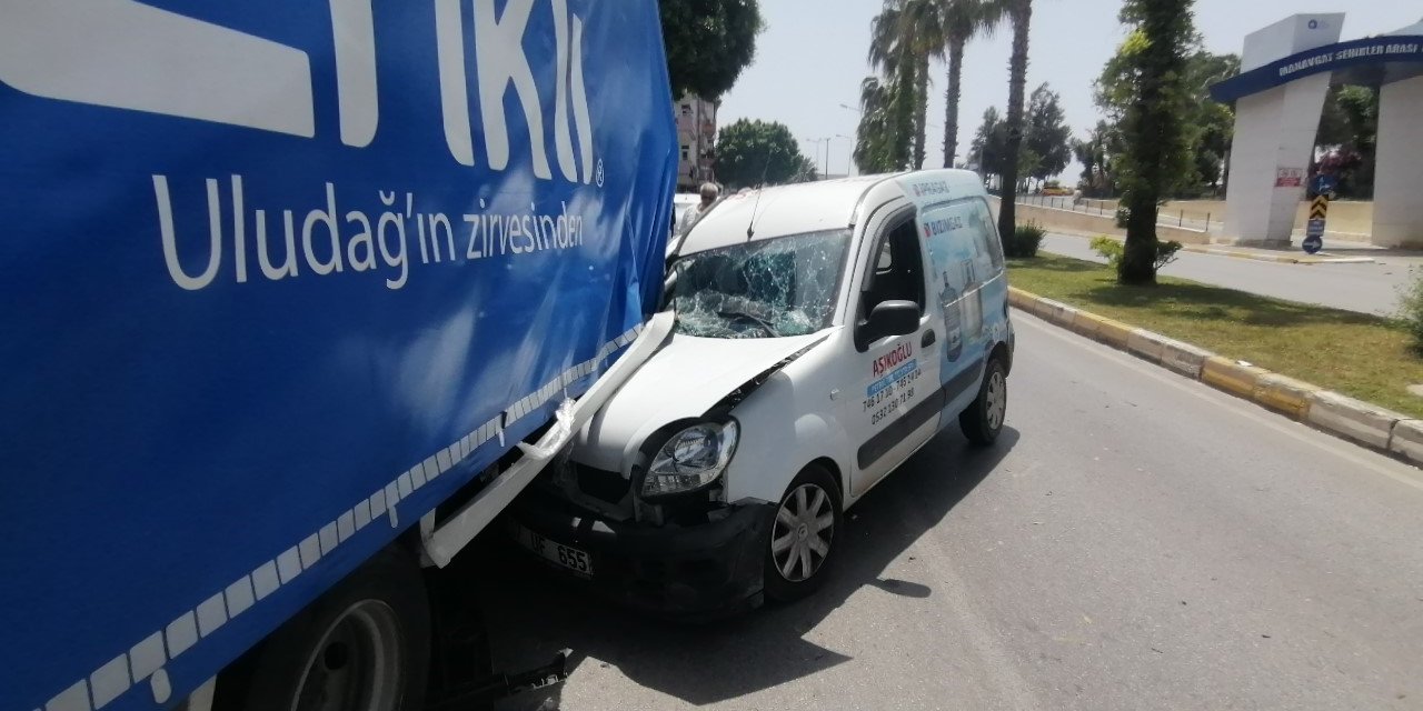 Su Nakliyesi Yapan Araçların Kazasında Sıkışan Aracı İtfaiye Çıkardı