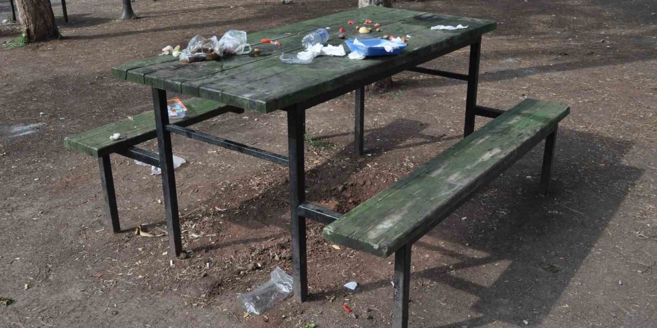 Kullandıkları Masayı Çöplerle Bu Halde Bıraktılar