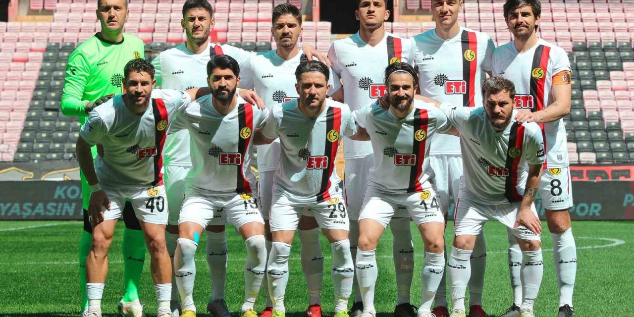 Efsane Eskişehirspor’un Amatör Lige Düşmesiyle Taraftarlar Büyük Üzüntü Yaşadı