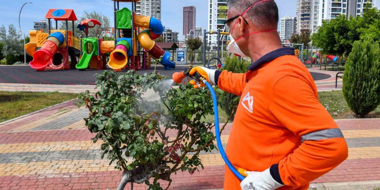 Mersin Büyükşehir Belediyesi Ekipleri Sahipsiz Arazileri İlaçlıyor