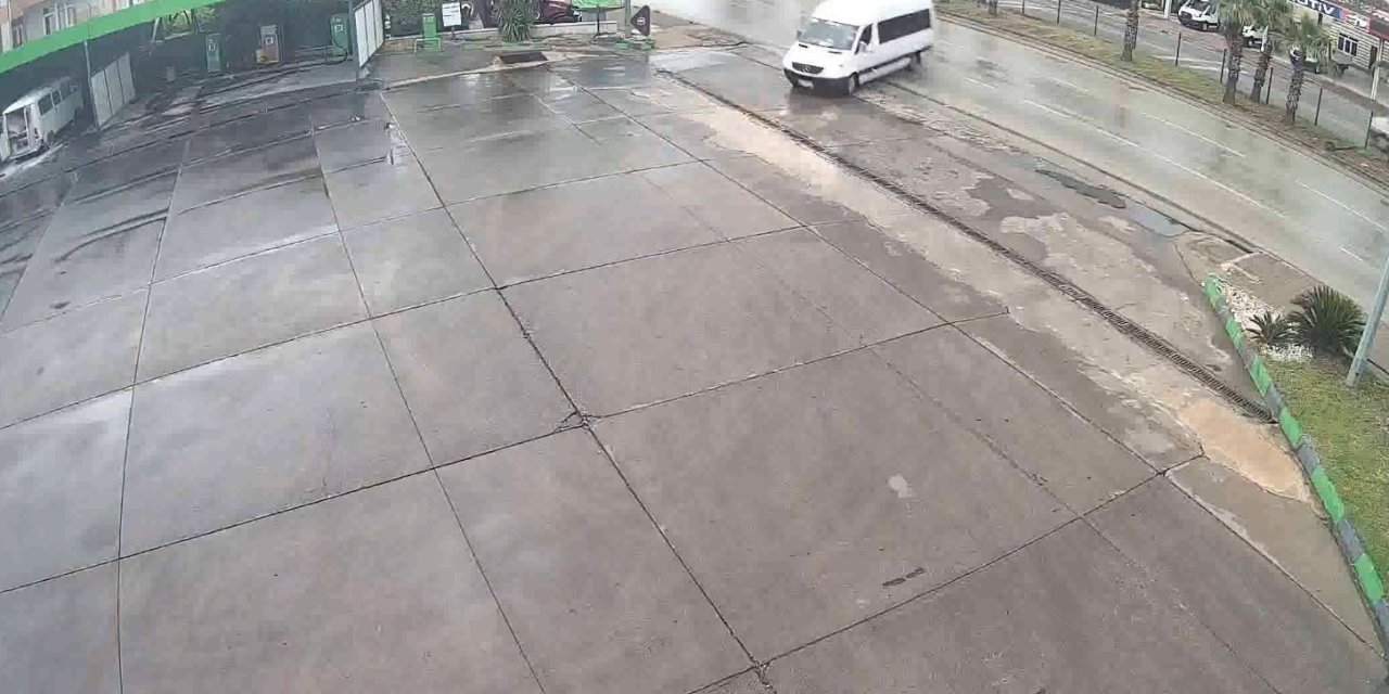 Kayarak Akaryakıt İstasyonuna Giren Minibüs Yürekleri Ağızlara Getirdi