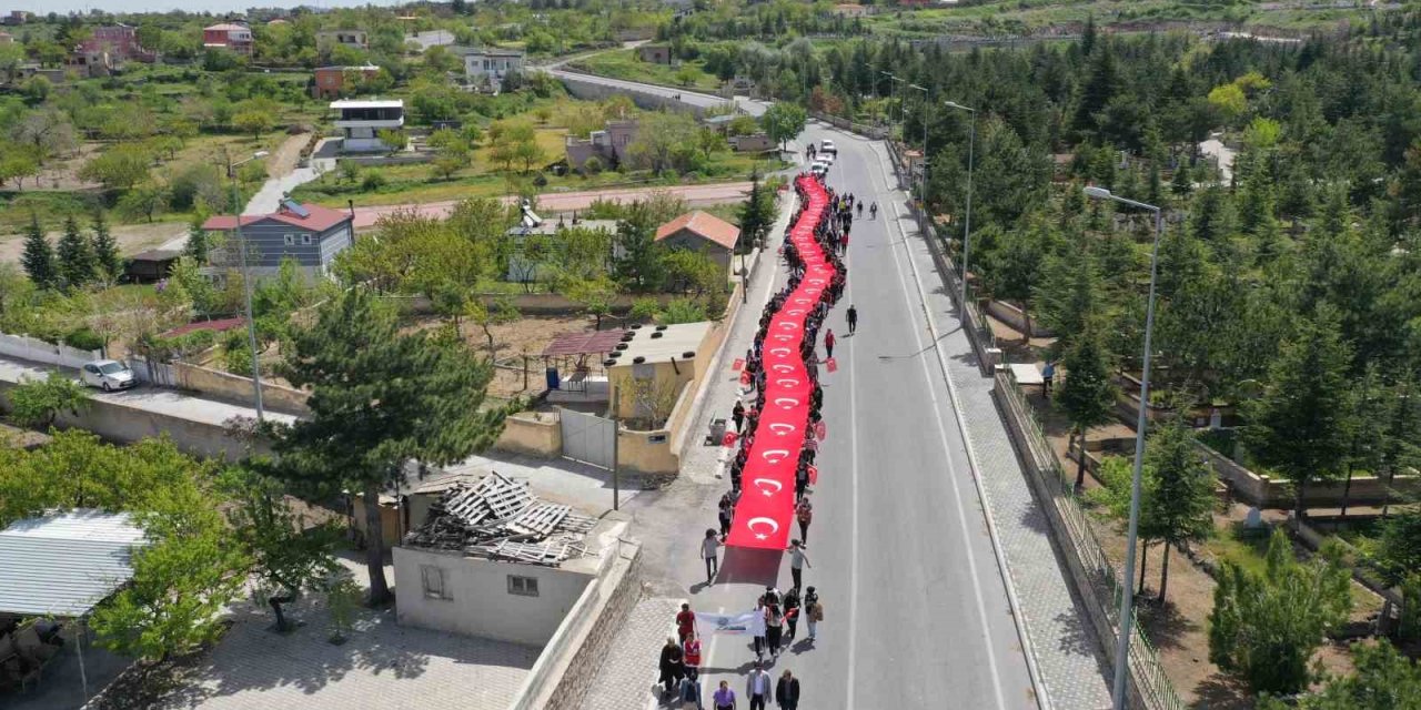 Gençlerden 100 Metrelik Dev Türk Bayrağı