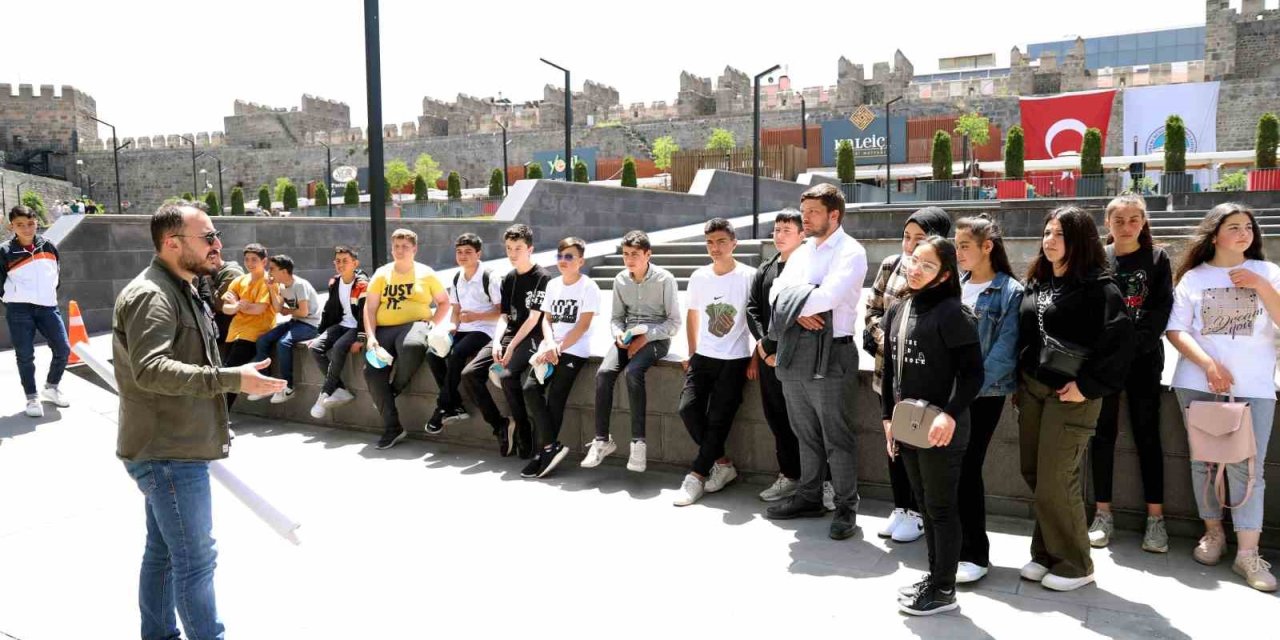 Başkan Yalçın’dan Kırsaldaki Öğrencilere Müze Sürprizi