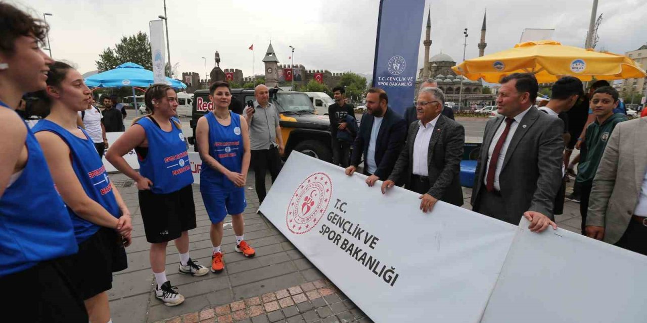 Başkan Büyükkılıç, Basketbol Turnuvasında Gençlerin Coşkusuna Ortak Oldu