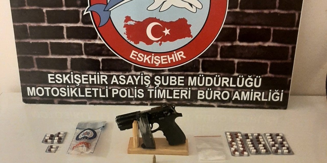 Şüpheli Şahısların Aracında Uyuşturucu Madde Ve Ruhsatsız Silah Ele Geçirildi