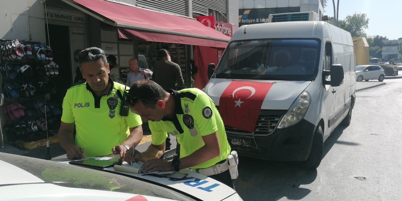Aracına Ceza Yazılacağını Öğrenince "deprem Bölgesine Yardımdan Dönüyorum" Dedi Ama İkna Edemedi