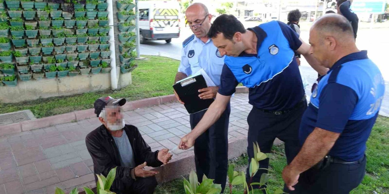 Araçları Durdurup Para İsteyen Alkollü Dilenciler, Ceza Yazılırken Bile İçmeye Devam Etti