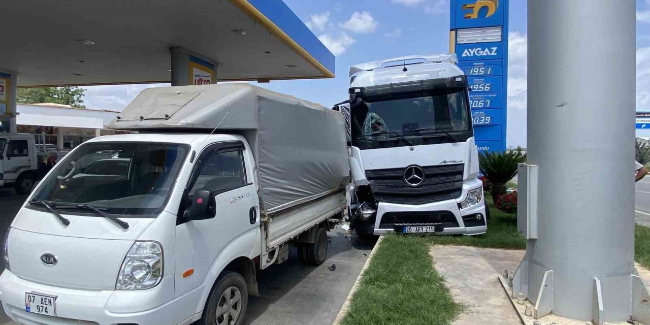 Akaryakıt İstasyonuna Giren Tır, Park Halindeki Araca Çarparak Durabildi
