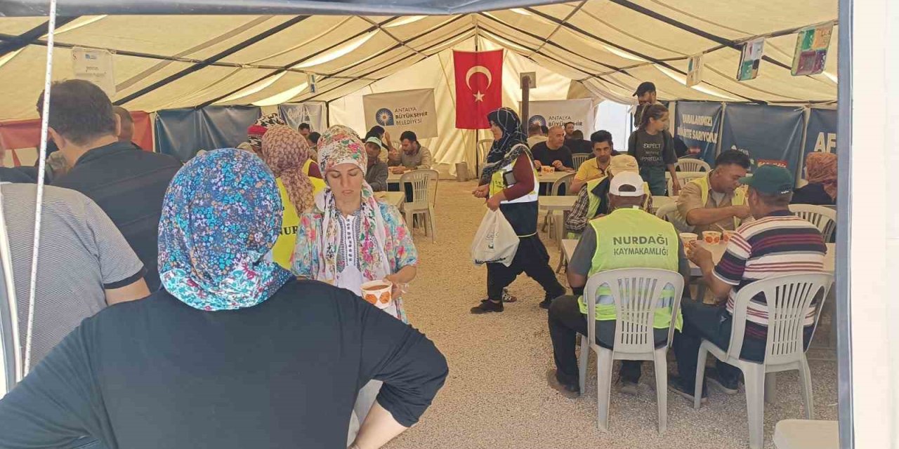 Büyükşehir’in Deprem Bölgesine Yardımları Sürüyor