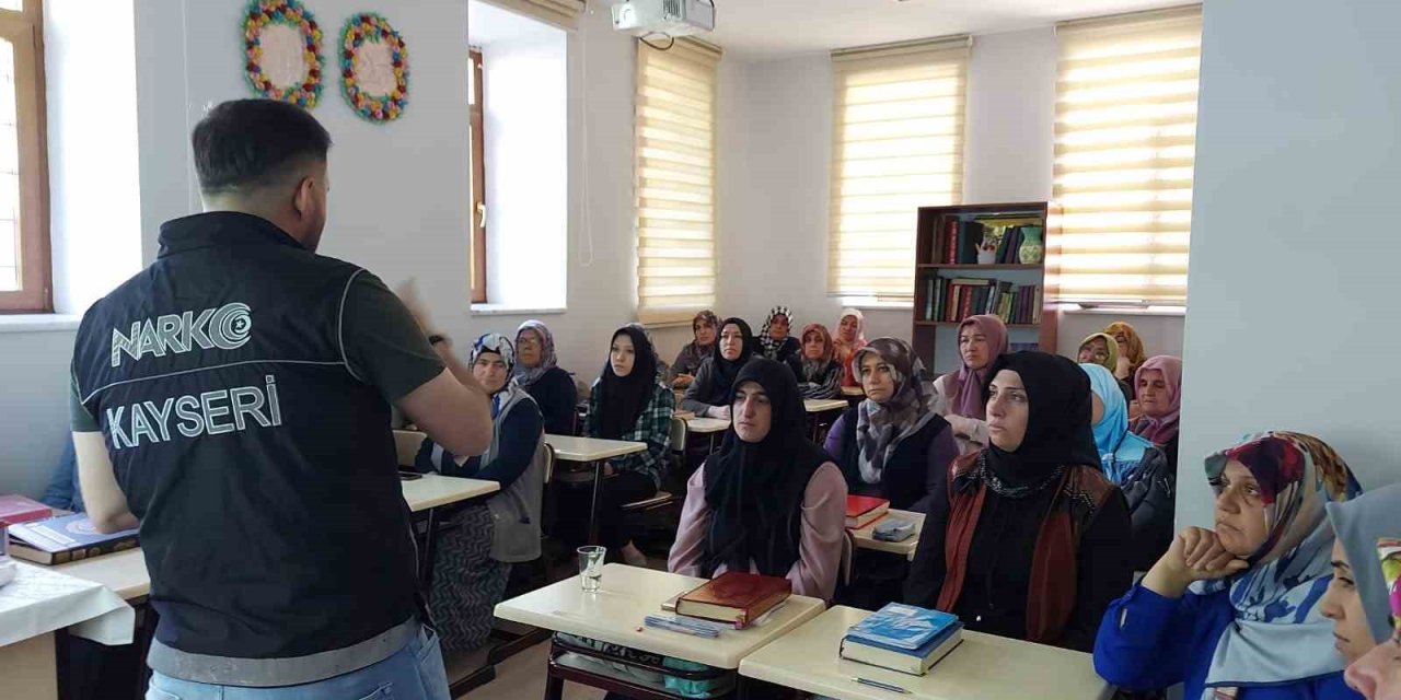 Narkotik Polisi Vatandaşı Bilgilendirmeye Devam Ediyor