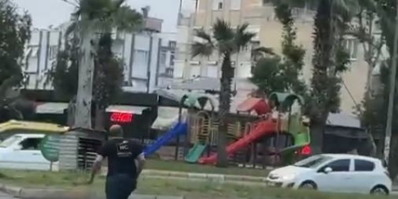 Yolun Karşısına Geçmek İsteyenlerin Karga İle İmtihanı