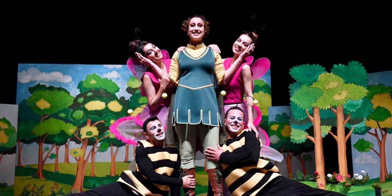 ’kırmızı Başlıklı Kız’ Çocuk Oyunu Prömiyer Yaptı