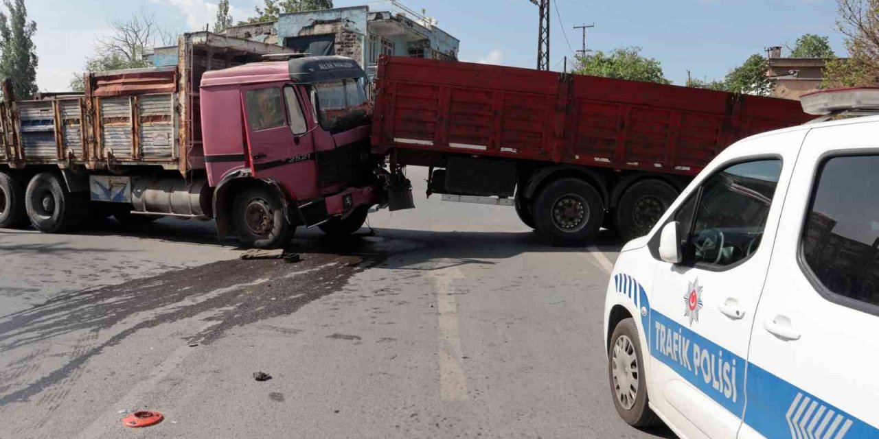Freni Patlayan Kamyonet 3 Aracı Biçti, Dorseyi Kanala Sürükledi: 1 Yaralı