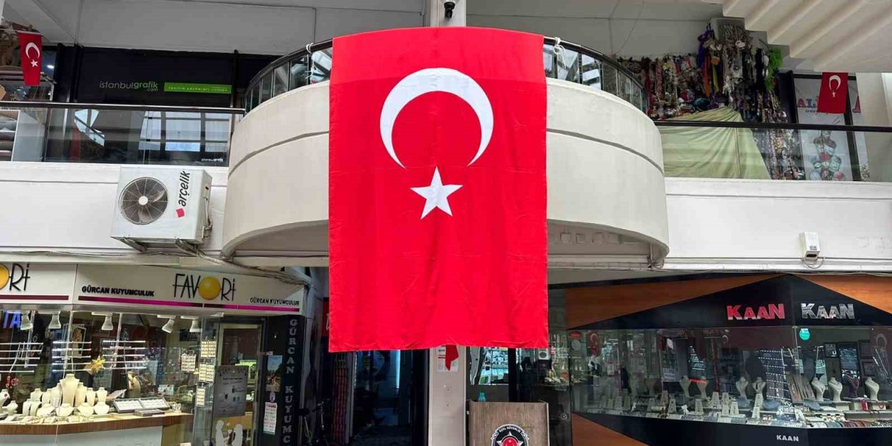 19 Mayıs’ta Dükkânlar Türk Bayraklarıyla Donatıldı