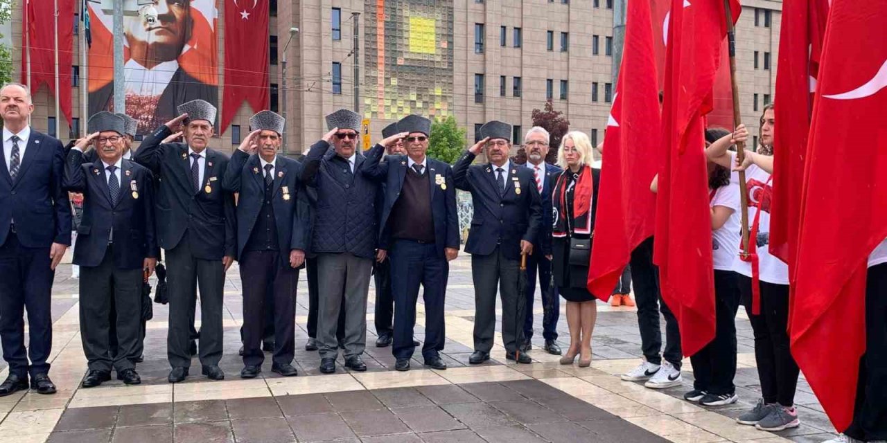 19 Mayıs Kutlamaları Çelenk Sunma Merasimiyle Başladı