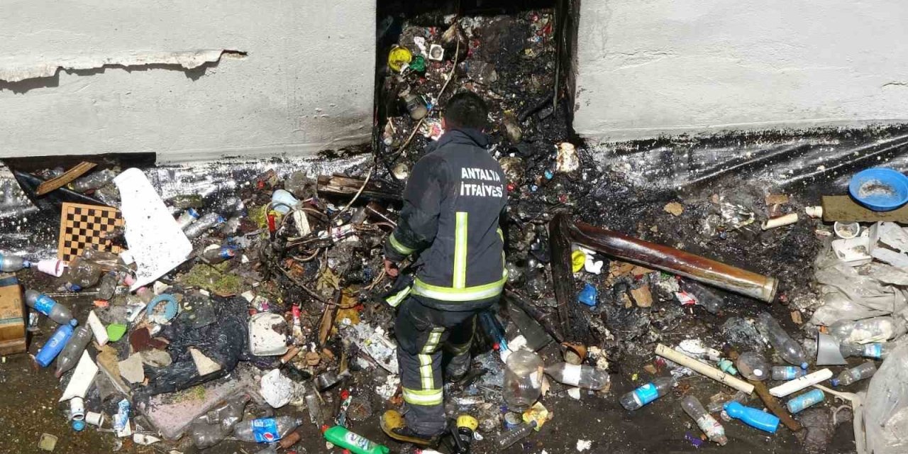 Binalardan Tek Katlı Binanın Üzerine Atılan Çöpler İkinci Kez Yangın Çıkardı