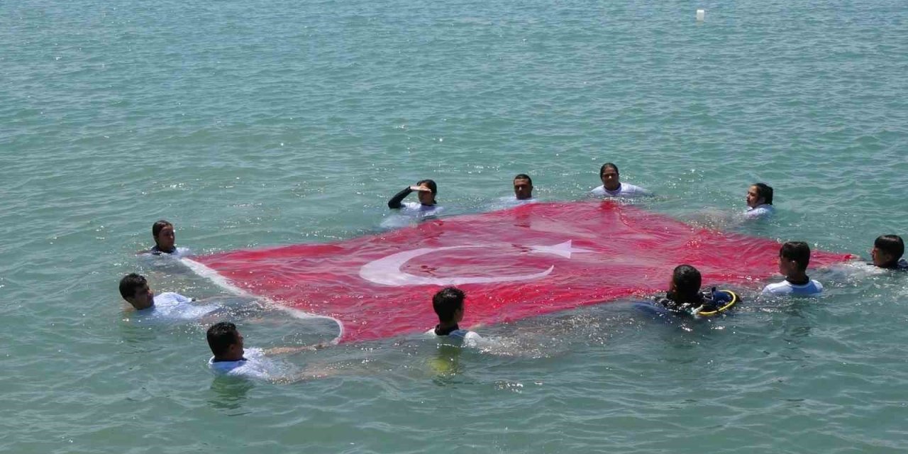 Side Su Altı Arama Kurtarma Ekibi Denizin Üstünde Türk Bayrağı Açtı