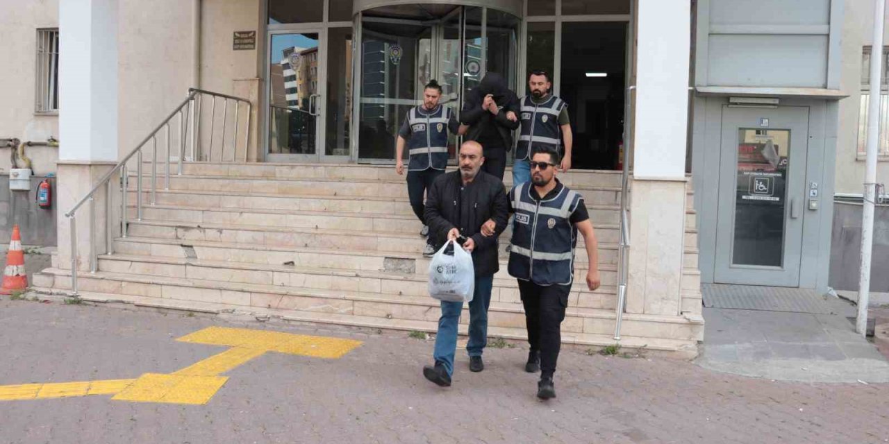 ’hırsızlık’ Suçundan Aranan 2 Kişi Yakalandı