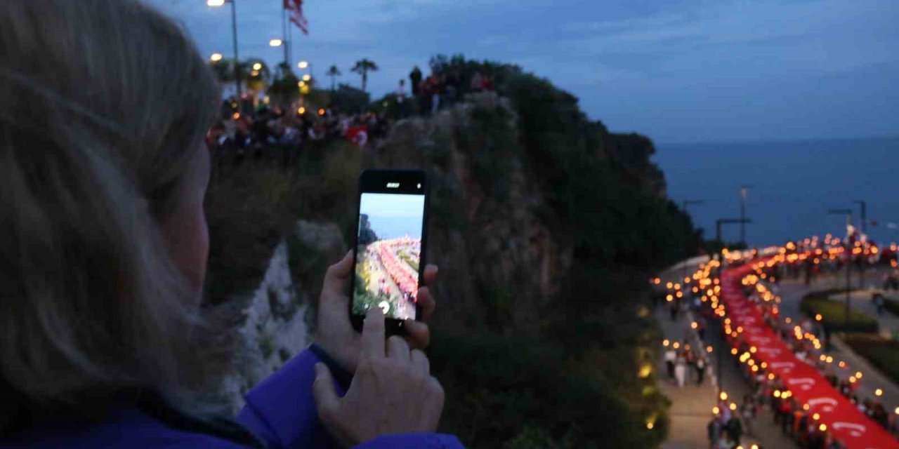 Antalya’da 400 Metrelik Dev Türk Bayrağı Açıldı, Görsel Şölen Oluştu