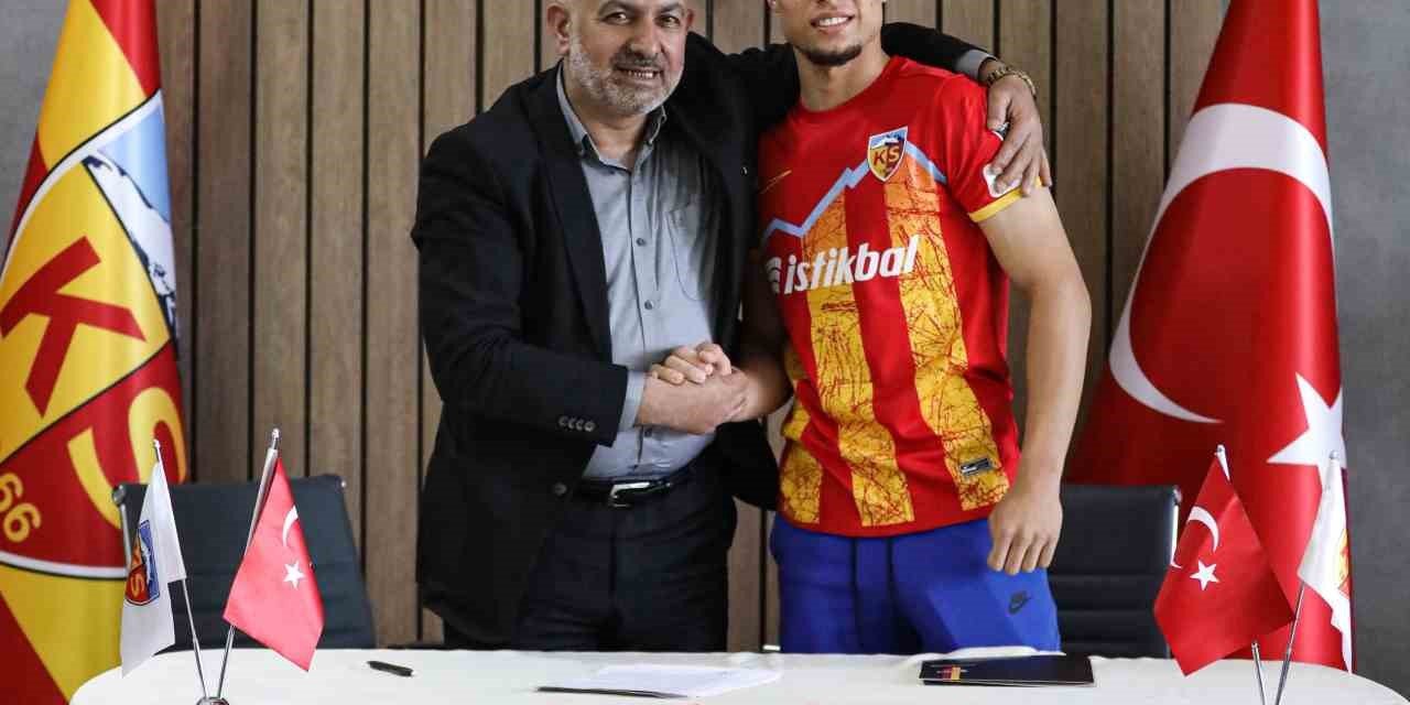 Talha Sarıslan 2 Yıllık Yeni Sözleşmeye İmza Attı