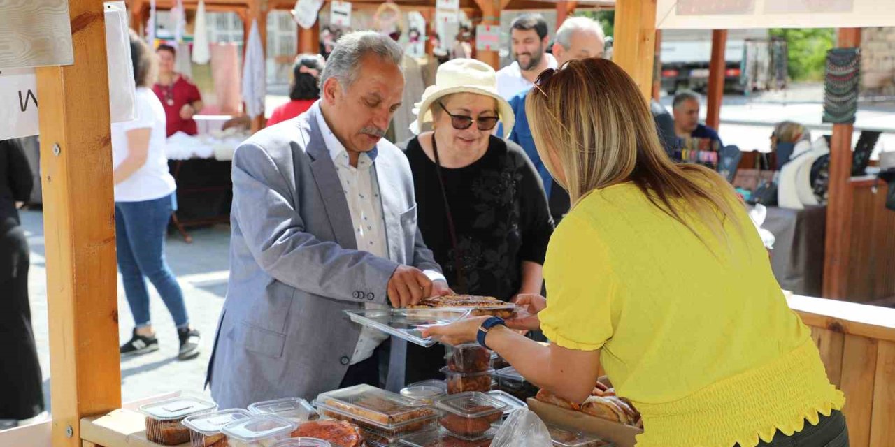 Bu Pazar Maharetli Eller Günü