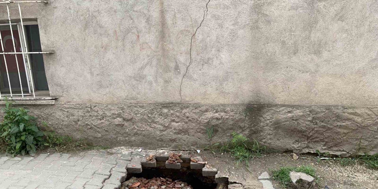 Yoldaki Göçük Endişe Oluşturuyor