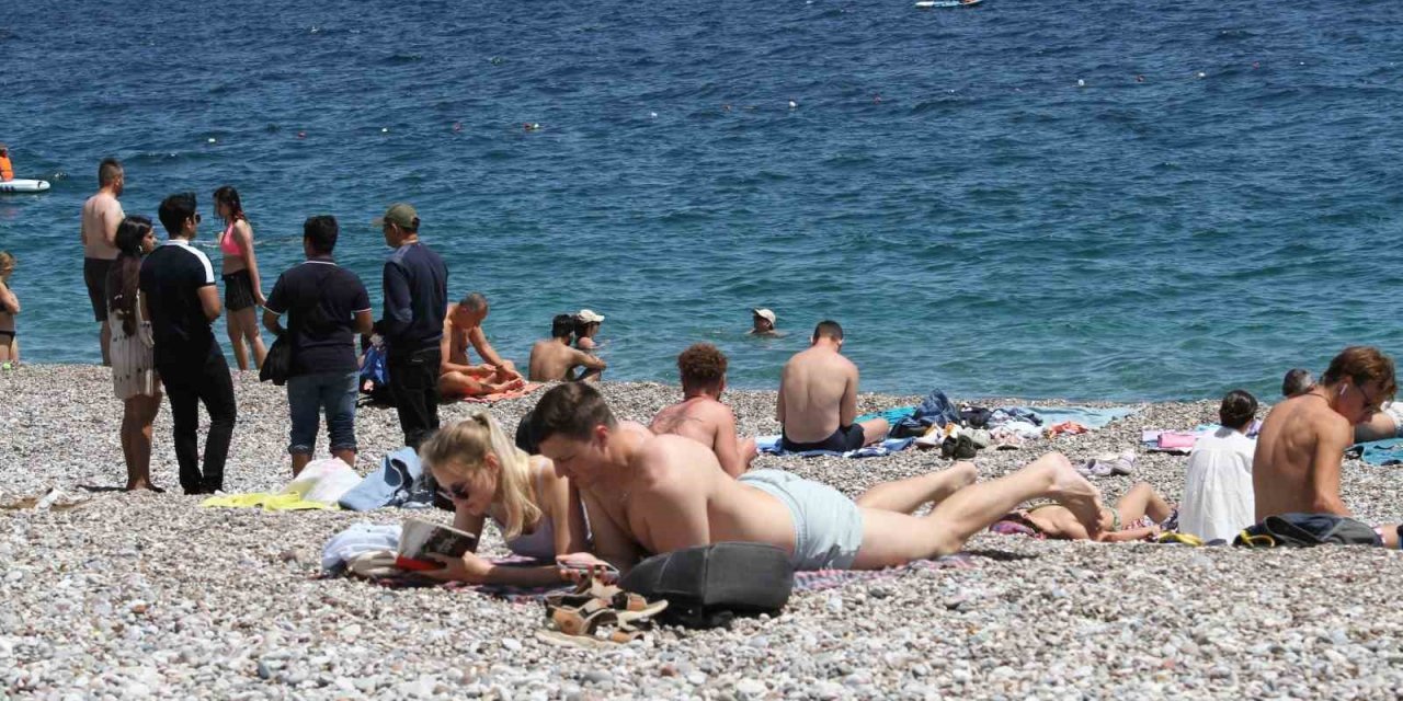 Doğu’da Karla Mücadele, Antalya’da İse Deniz Keyfi