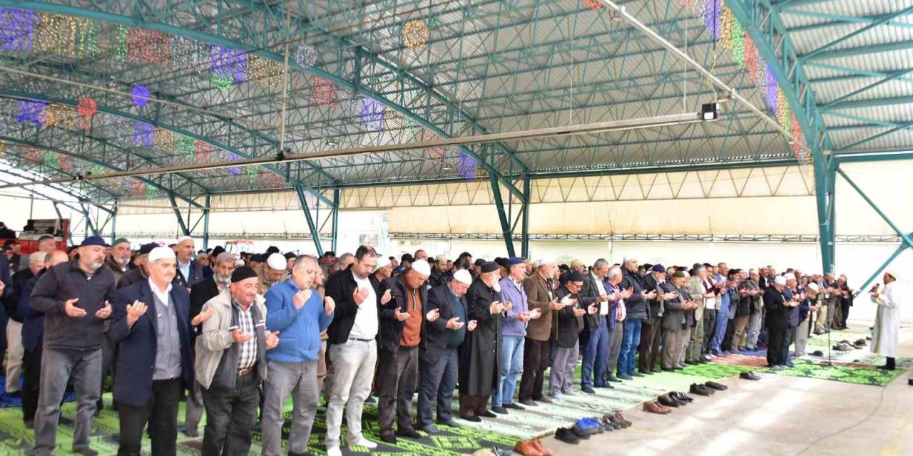 İnönü’de Binlerce Kişi Yağmur Duası İçin Toplandı