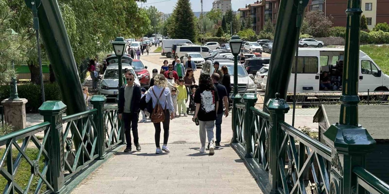 Güneşli Havayı Fırsat Bilen Vatandaşlar Soluğu Parklarda Aldı