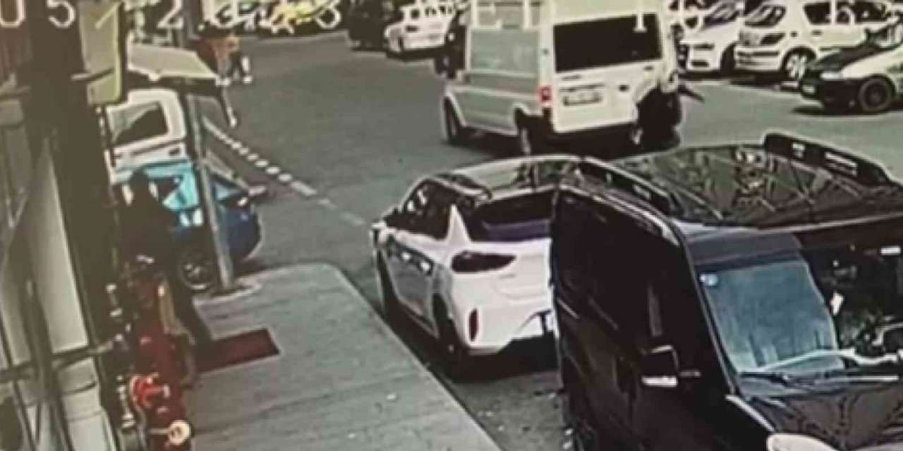 Dikkatsiz Sürücü Geri Geri Giderken Yaşlı Kadına Çarptı