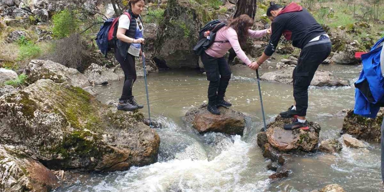 Doğa Yürüyüşçüleri Zahran Vadisi’nde Eşsiz Manzaraları Fotoğrafladı
