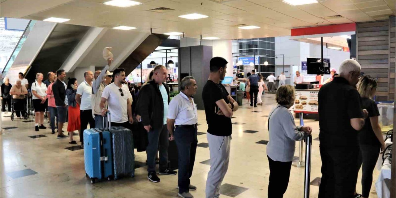 Antalya’da Tatilciler İkinci Turda Sandığa Akın Etti
