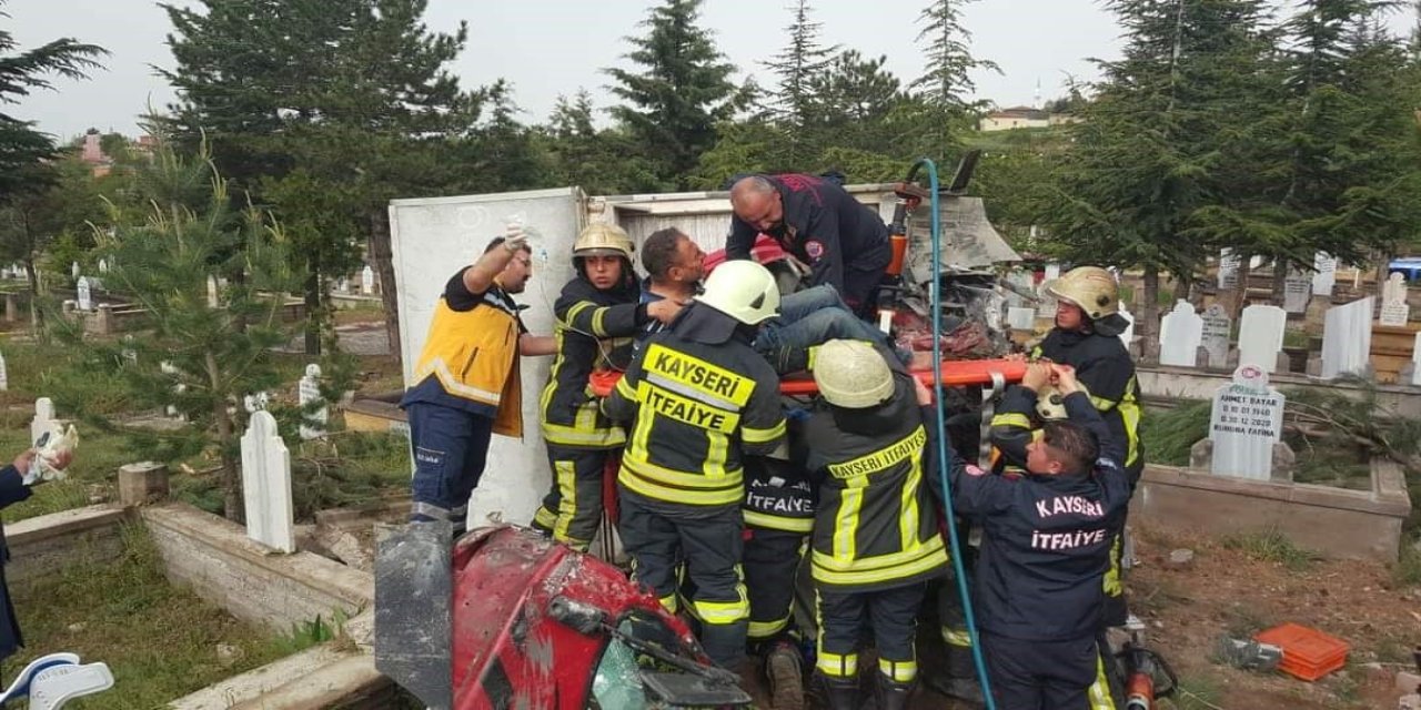 Kazada Araçta Sıkışan Sürücü İtfaiye Ekipleri Tarafından Kurtarıldı