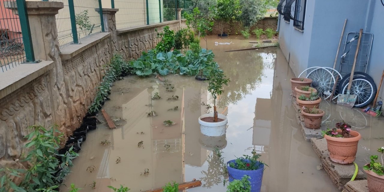 Sağanak Yağış Mersin’de Hayatı Olumsuz Etkiledi