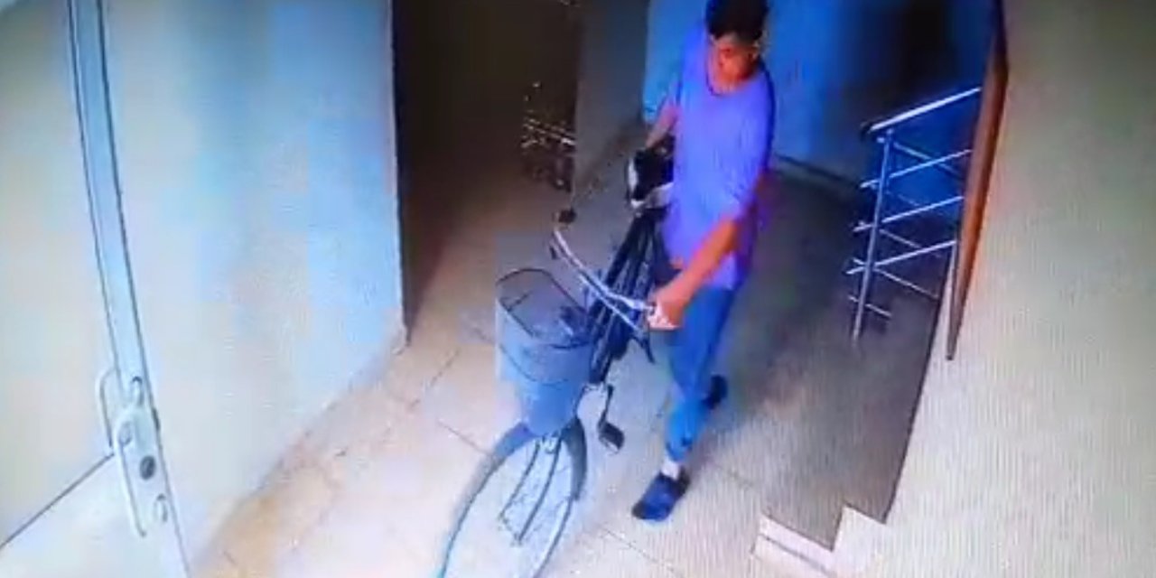 Apartmana Giren Şüpheliler Bisikletleri Çaldı, O Anlar Kamerada