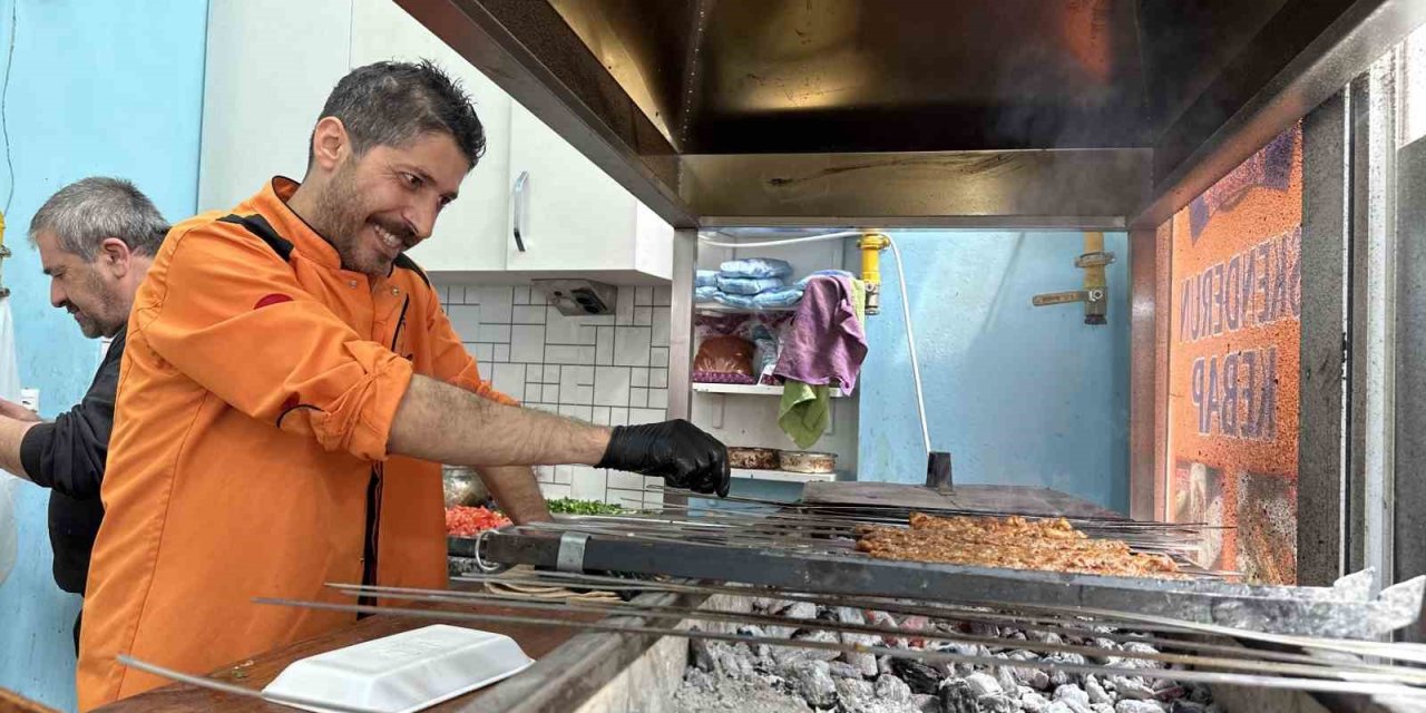 Depremin Yıktığı Hatay’dan Eskişehir’e Gelen Kebapçı Siparişlere Yetişemiyor