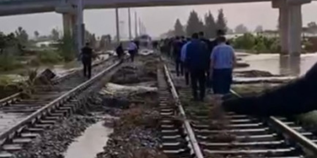 Mersin’de Yağışlar Tren Seferlerini De Durdurdu