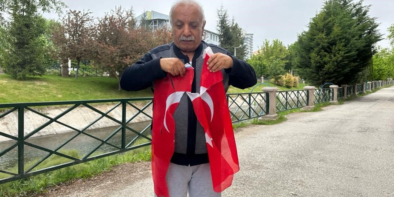 Türk Bayrağına Ve Depremzedeye Çirkin Saldırı