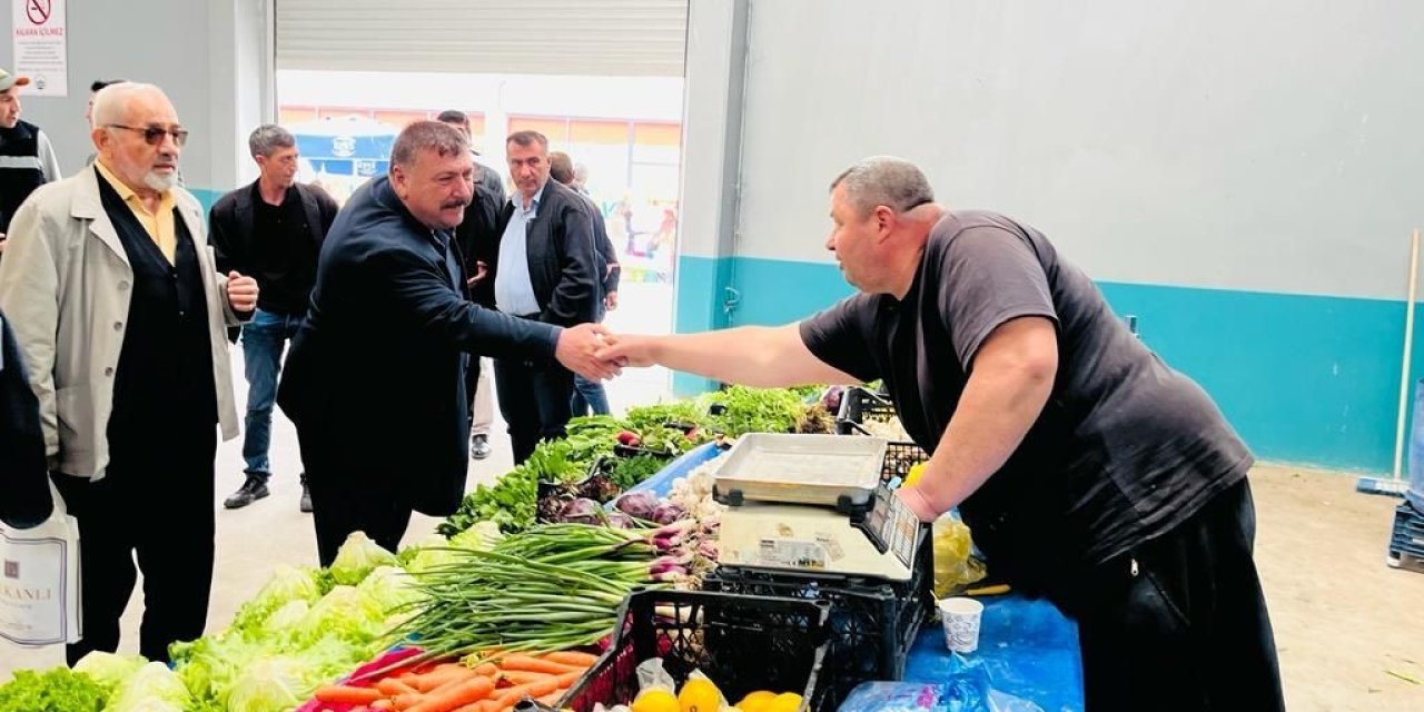 Beylikova Belediye Başkanı Özkan Alp, Cumhur İttifakı Mensuplarıyla Birlikte İlçe Pazarını Ziyaret Etti