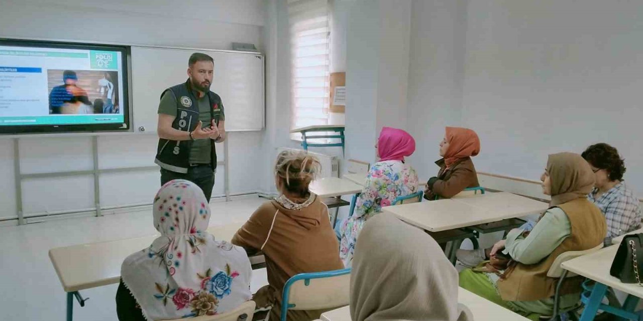 Narkotik Polisi Vatandaşları Uyuşturucu Konusunda Bilgilendirdi