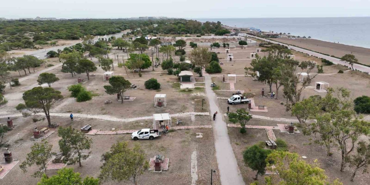 Büyükşehir Lara Birlik Halk Plajındaki Bankları Yeniledi