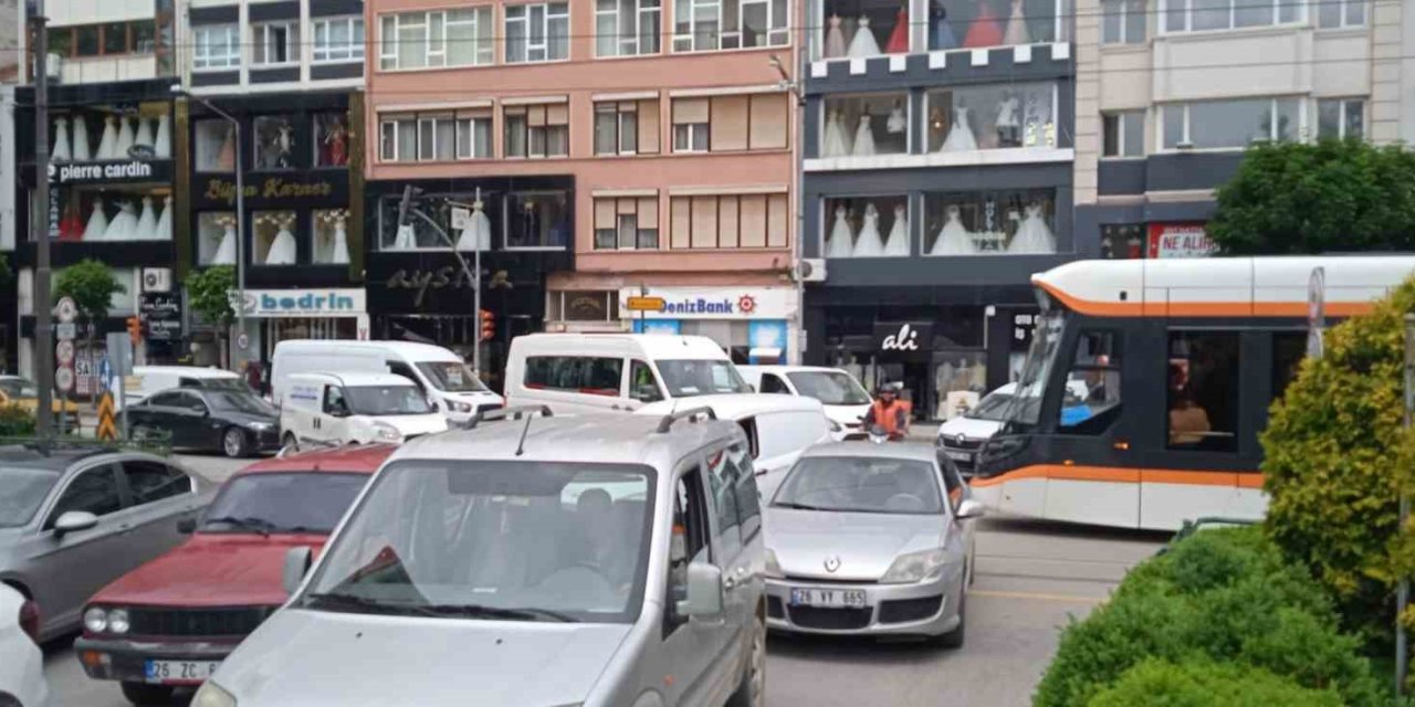Metrelerce Uzayan Otobüs Kuyruğu Trafiğin Sıkışmasına Neden Oldu